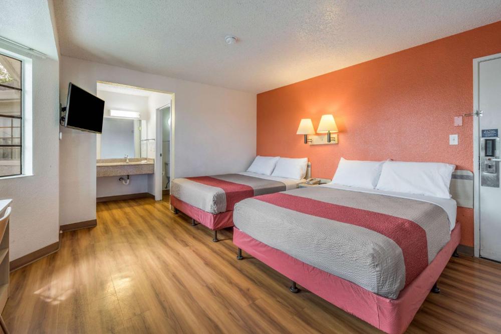 Queen Room with Two Queen Beds interior
